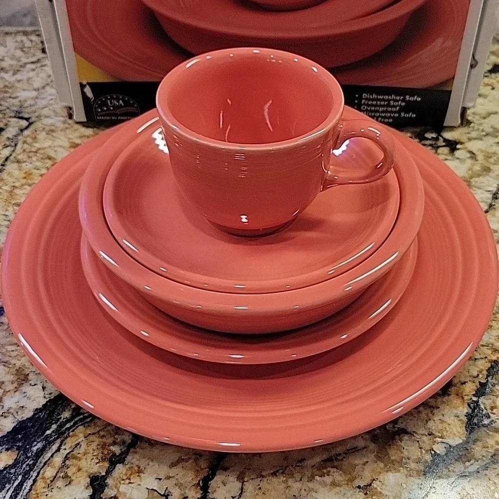 NIB Classic Rim 5-Piece Place Setting, Flamimgo